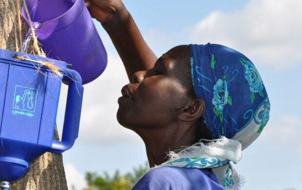 lifestraw-family-pour_3