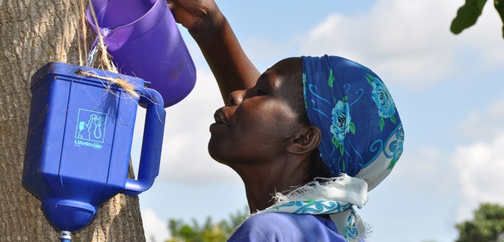 lifestraw-family-pour_3