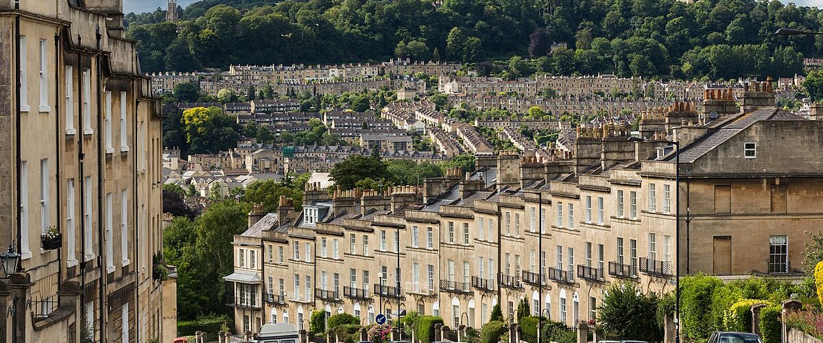 1200px-Bathwick_Hill,_Bath,_Somerset,_UK_-_Diliff