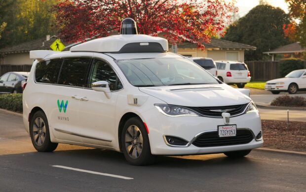 Waymo_Chrysler_Pacifica_in_Los_Altos,_2017