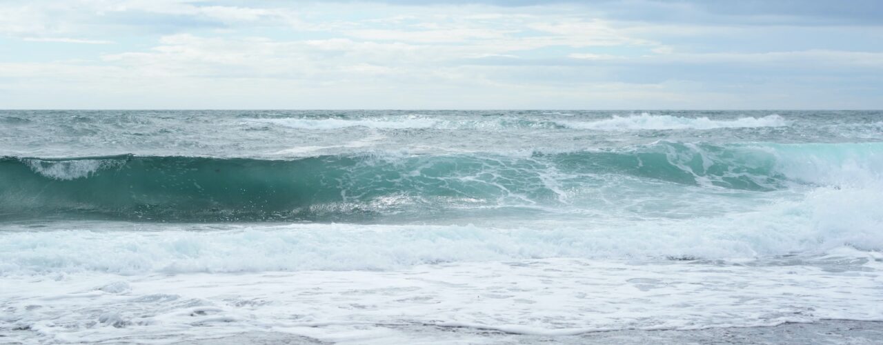 ocean waves under cloudy sky during daytime