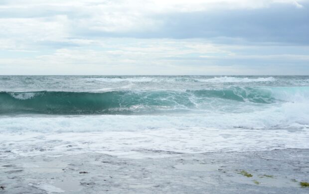 ocean waves under cloudy sky during daytime